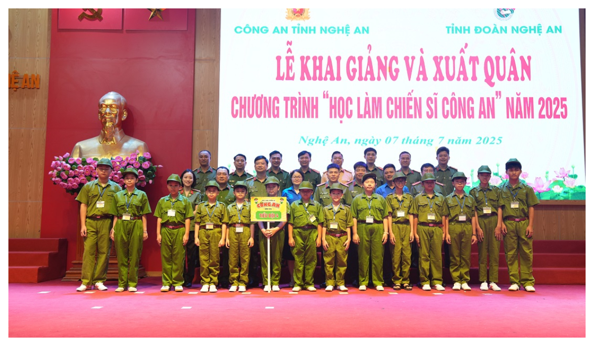 Khai giảng và xuất quân chương trình 'Học làm chiến sĩ Công an' năm 2025