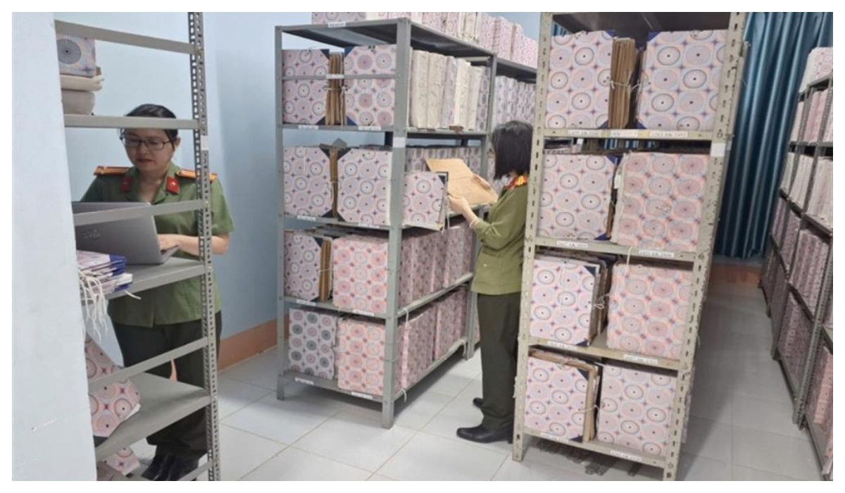 Cán bộ, chiến sĩ làm công tác lưu trữ được hưởng chế độ độc hại theo quy định