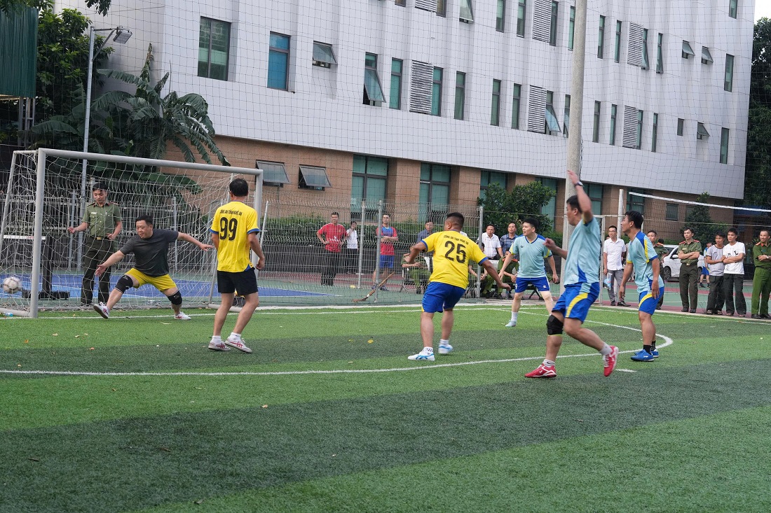 Trận đấu diễn ra gay cấn, kịch tính với nhiều pha bóng đẹp