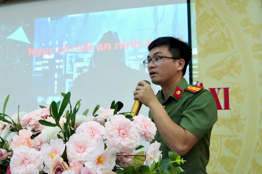 Cán bộ Phòng An ninh mạng và phòng, chống tội phạm sử dụng công nghệ cao Công an tỉnh Nghệ An phổ biến các nội dung tại buổi tập huấn