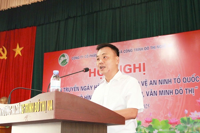 Đồng chí Nguyễn Chí Thông, Chủ tịch Hội đồng quản trị Công ty Cổ phần môi trường và công trình đô thị Nghệ An phát biểu tại Hội nghị 