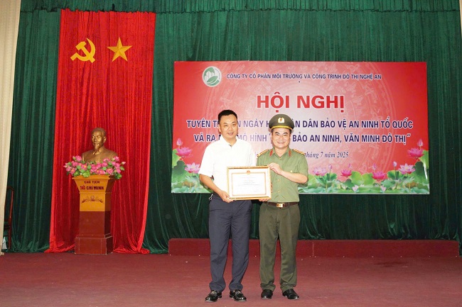 Trao Giấy khen của Giám đốc Công an tỉnh tặng đồng chí Nguyễn Chí Thông, Chủ tịch Hội đồng quản trị Công ty Cổ phần môi trường và công trình đô thị Nghệ An  