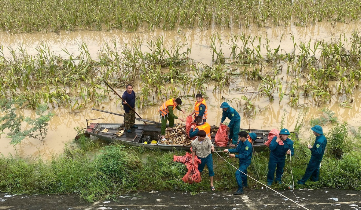 Công an xã Đô Lương giúp dân khắc phục hậu quả mưa lũ