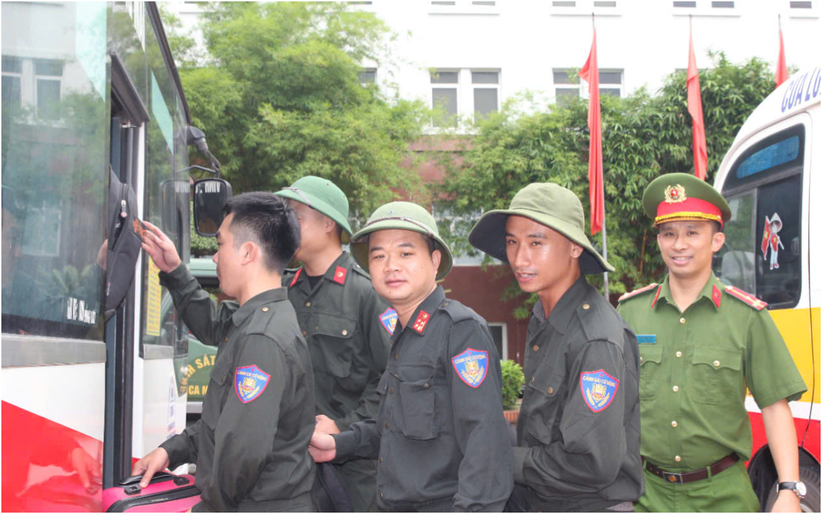 Công an Nghệ An huy động hàng trăm Cảnh sát Cơ động xuất quân hỗ trợ người dân khắc phục hậu quả mưa lũ