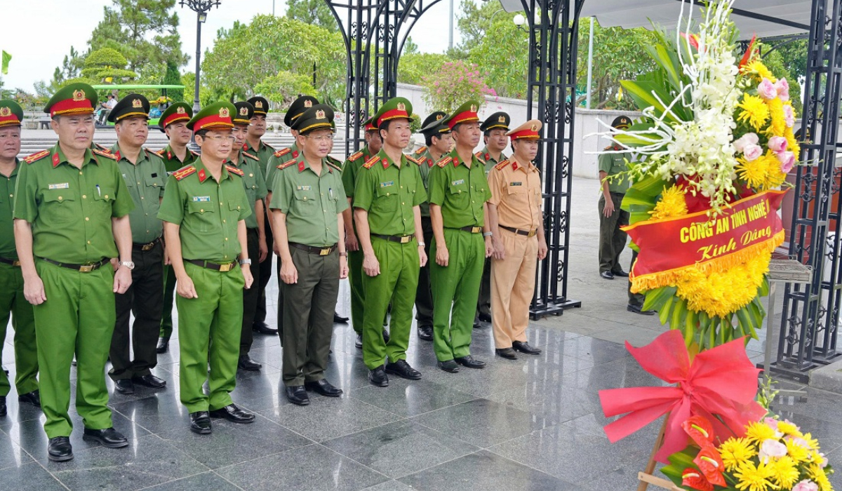 Dâng hoa, dâng hương viếng mộ Đại tướng Võ Nguyên Giáp và tri ân các Anh hùng liệt sĩ tại tỉnh Quảng Trị