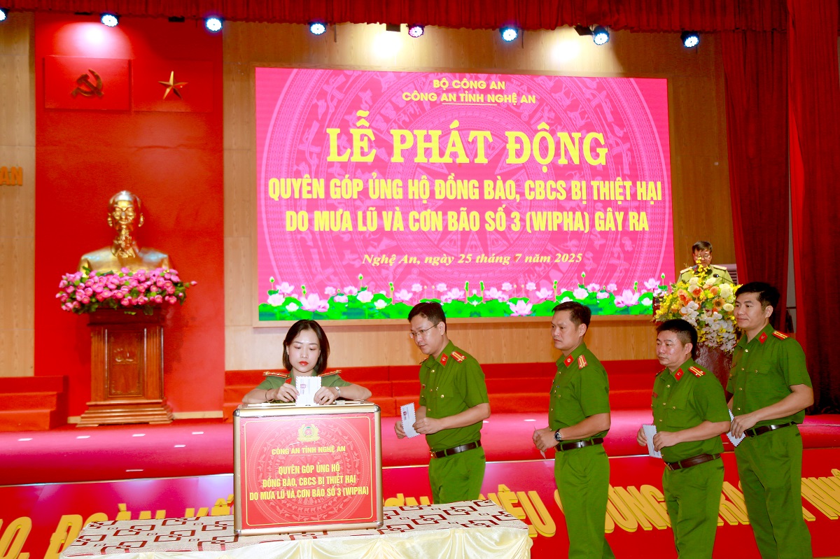 Lãnh đạo, CBCS các đơn vị trong Công an tỉnh quyên góp ủng hộ