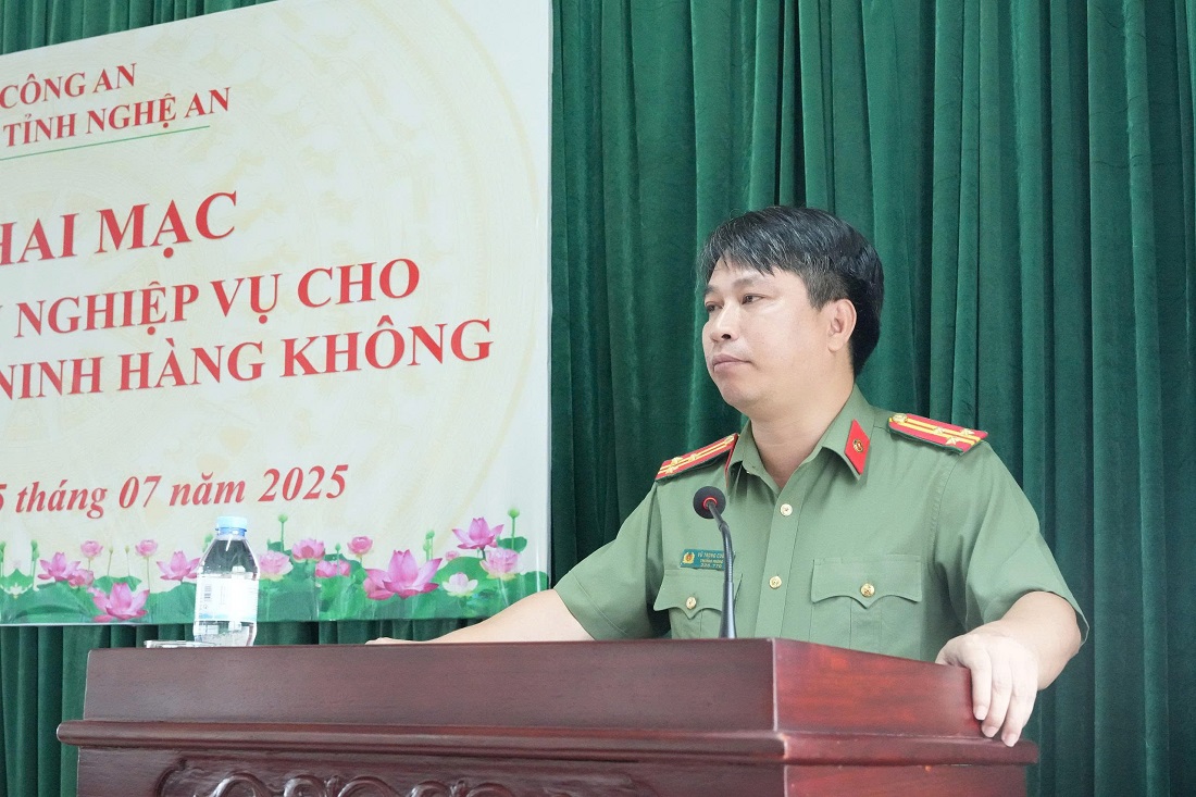 Đồng chí Thượng tá Vũ Trọng Cường, Trưởng Phòng Quản lý xuất nhập cảnh Công an tỉnh phát biểu khai mạc