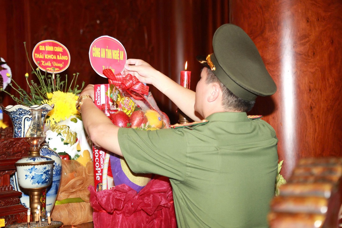 Đồng chí Đại tá Trần Hồng Quang, Phó Bí thư Đảng ủy, Phó Giám đốc Công an tỉnh cùng Đoàn đại biểu dâng hương tại Khu di tích Quốc gia đặc biệt Kim Liên, tưởng nhớ công ơn trời biển của Chủ tịch Hồ Chí Minh