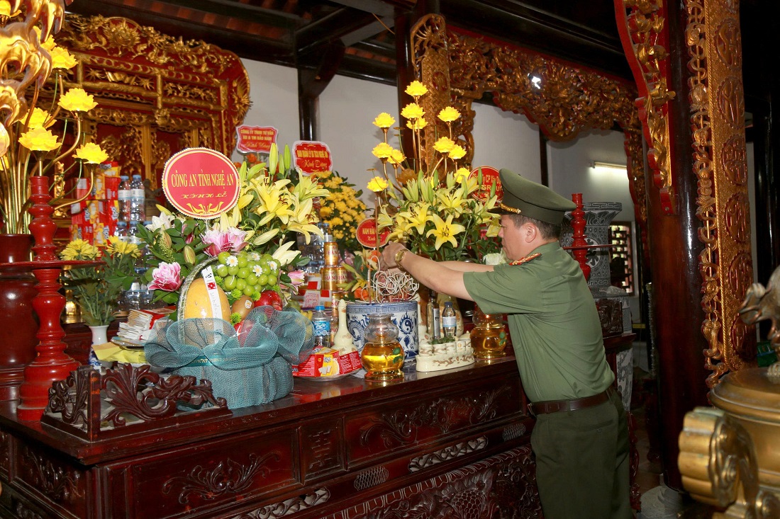 Đồng chí Đại tá Trần Hồng Quang, Phó Bí thư Đảng ủy, Phó Giám đốc Công an tỉnh cùng Đoàn đại biểu dâng hương, tri ân các anh hùng liệt sĩ tại Khu tưởng niệm Liệt sĩ Xô Viết Nghệ Tĩnh
