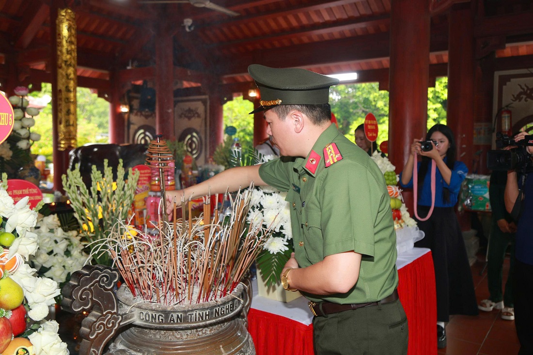 Đồng chí Đại tá Trần Hồng Quang, Phó Bí thư Đảng ủy, Phó Giám đốc Công an tỉnh cùng Đoàn đại biểu dâng hương, tri ân các anh hùng liệt lĩ tại Khu di tích lịch sử Truông Bồn