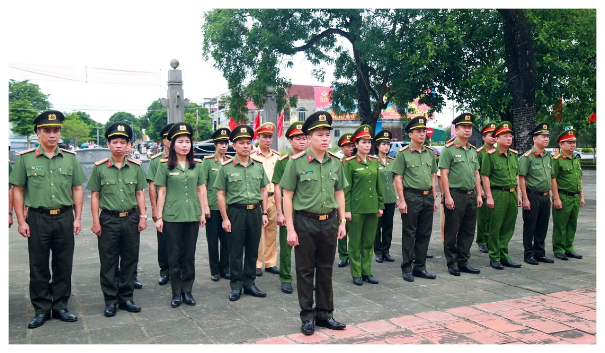 Dâng hoa, dâng hương tại Khu di tích Quốc gia đặc biệt Kim Liên, Khu tưởng niệm Liệt sĩ Xô Viết Nghệ Tĩnh, Khu di tích lịch sử Truông Bồn