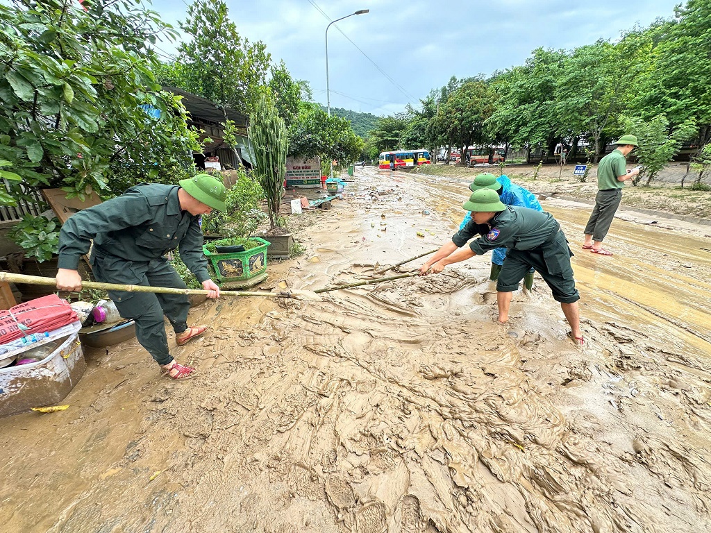 Cán bộ chiến sĩ xuống lội bùn, giúp dân khắc phục lũ quét