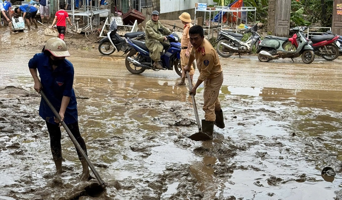 Nhiều hành động đẹp giúp người dân trong mưa lũ