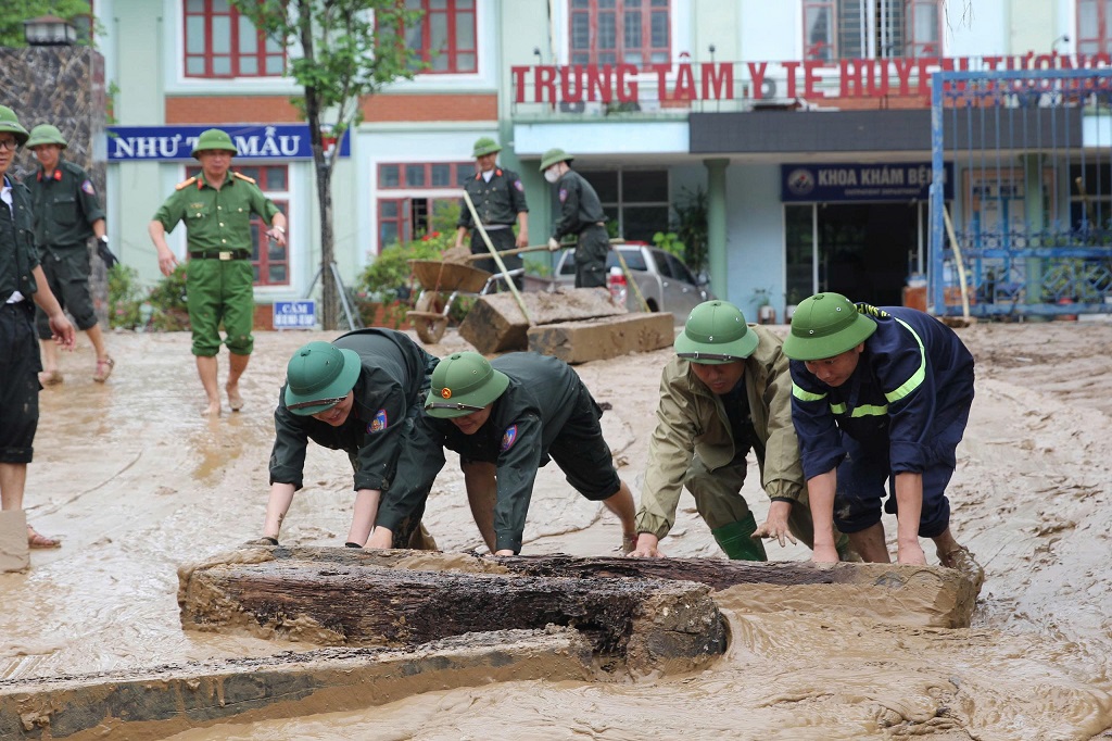 Cán bộ, chiến sĩ Công an Nghệ An tổng dọn vệ sinh, nạo vét bùn đất tại Bệnh viện Đa khoa Tương Dượng, tỉnh Nghệ An