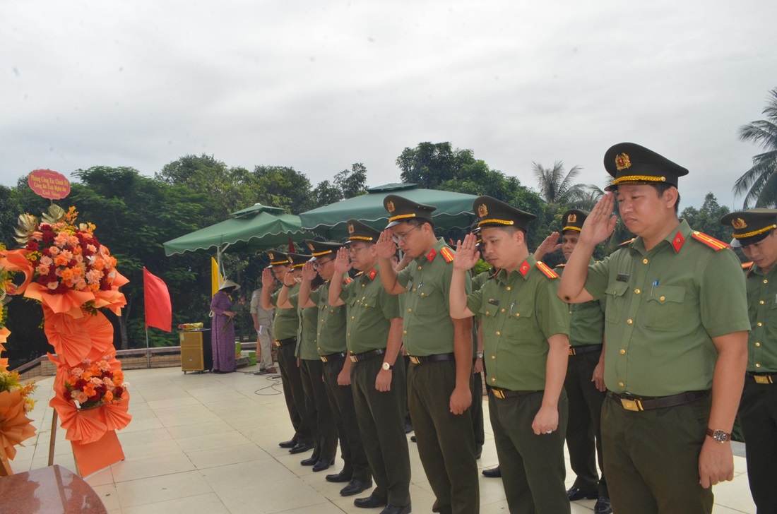 Thành kính tưởng nhớ các anh hùng liệt sỹ đã anh dũng hy sinh trong các cuộc đấu tranh vì độc lập, tự do của dân tộc