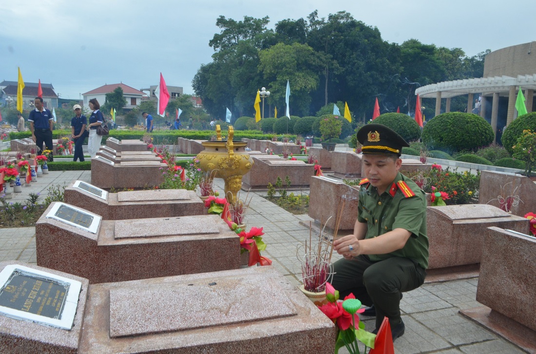 Dâng hương ở phần mộ của các anh hùng liệt sỹ thanh niên xung phong