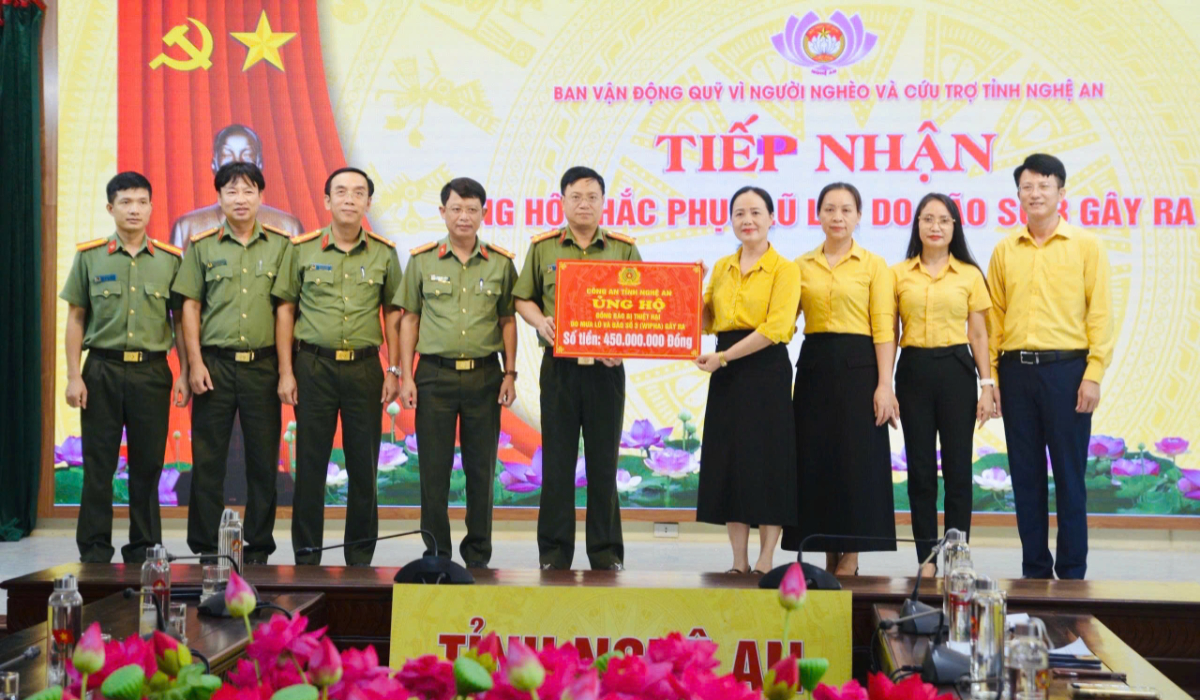 Công an tỉnh Nghệ An trao tiền hỗ trợ đồng bào bị thiệt hại do bão số 3