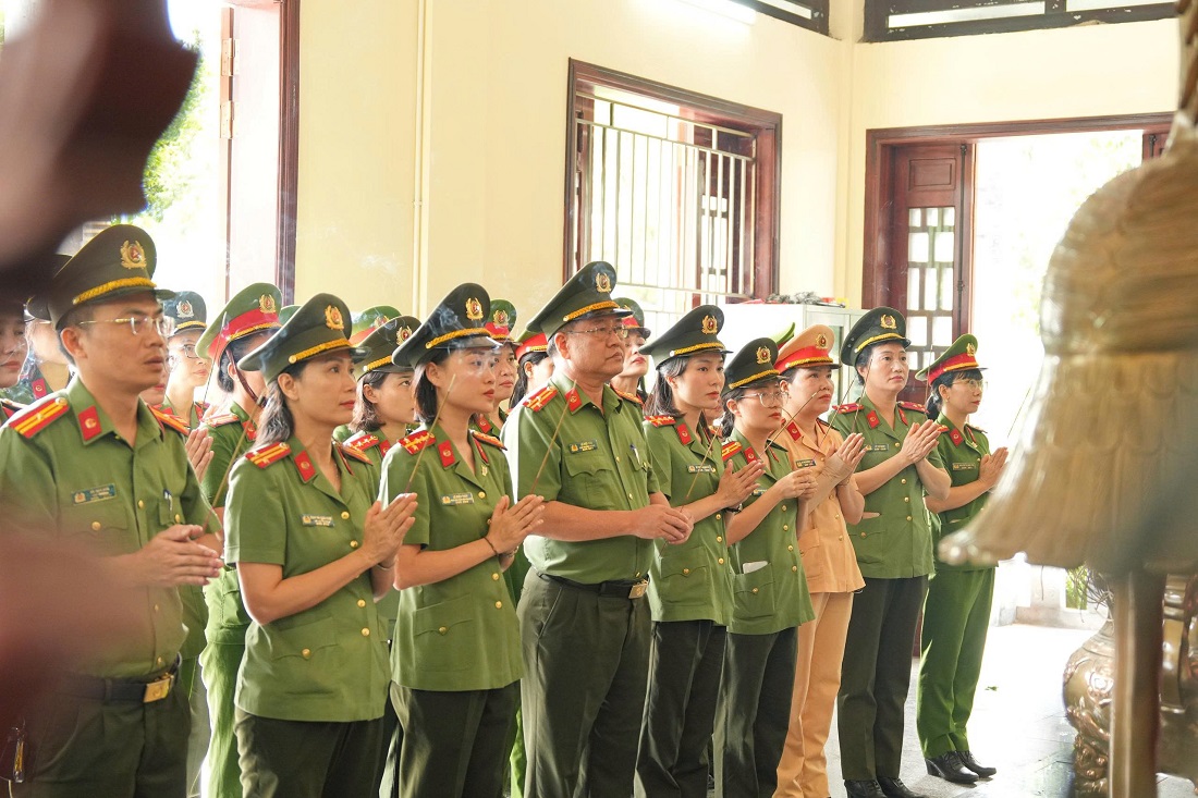 Hội Phụ nữ Công an Nghệ An dâng hương tại Phòng thờ Bác Hồ trong khuôn viên Nghĩa trang