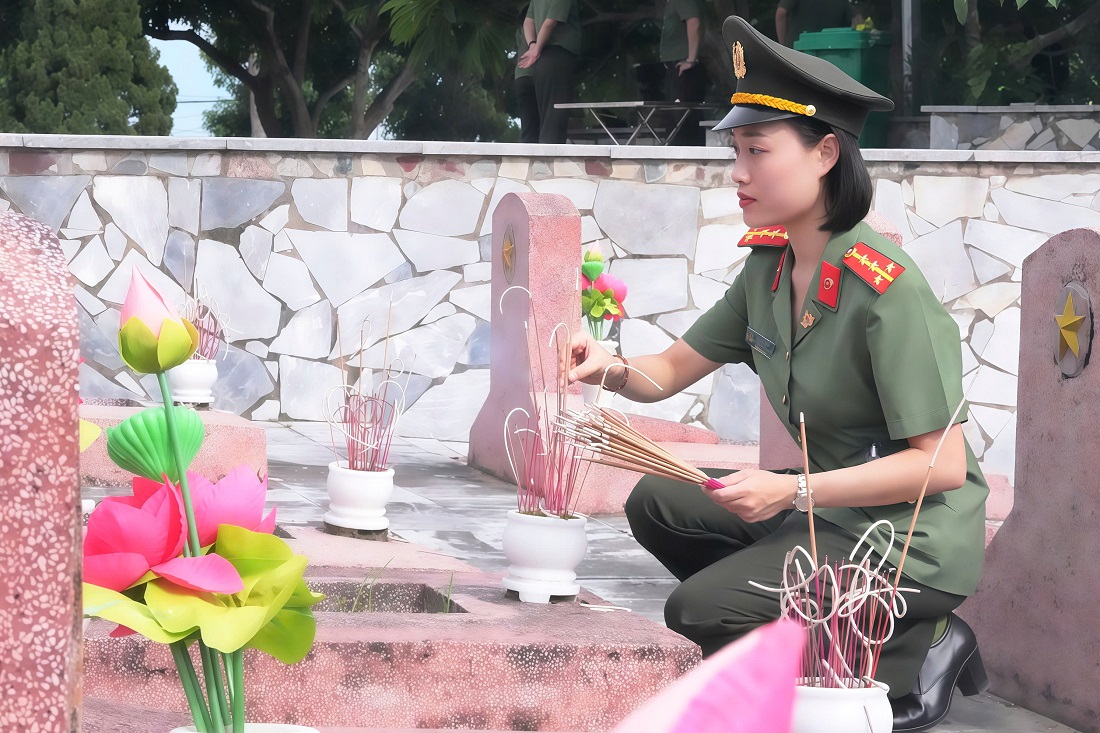 Đoàn dâng hương, dâng hoa tại phần mộ các Anh hùng, liệt sỹ tại Nghĩa trang liệt sĩ Nghi Lộc