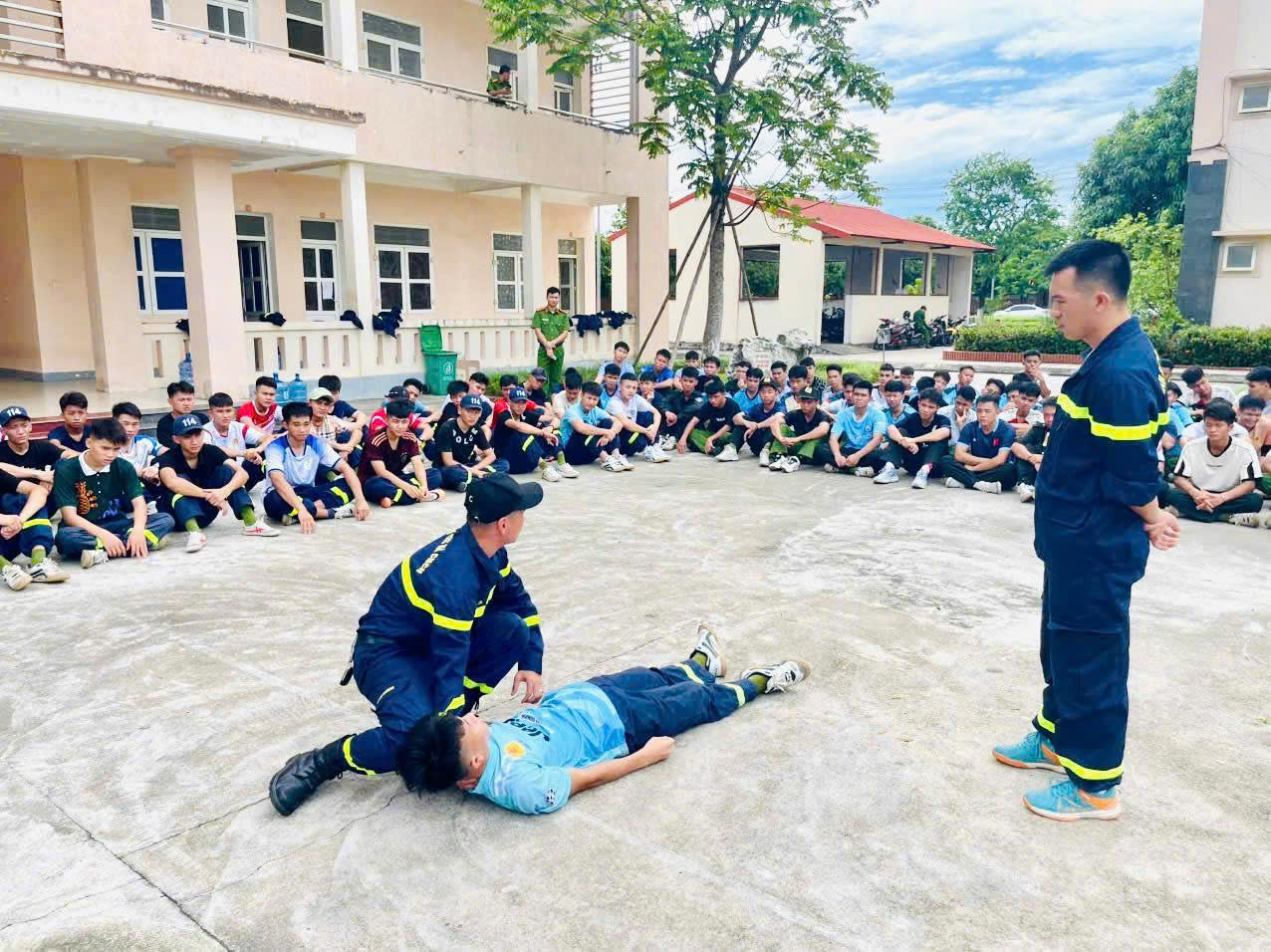 Chiến sĩ nghĩa vụ và Cảnh sát cơ động tiếp cận kỹ năng chữa cháy,  cứu nạn, cứu hộ – sẵn sàng ứng phó mọi tình huống khẩn cấp