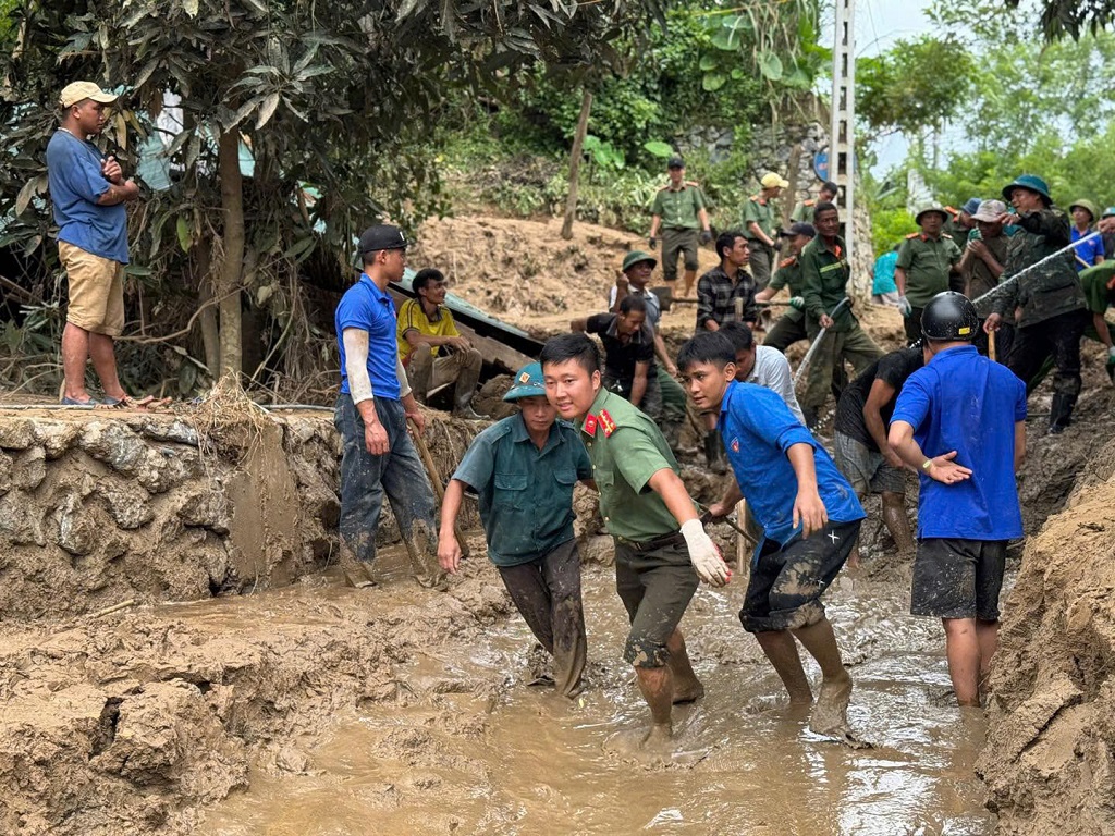 Công an tỉnh Nghệ An cùng lực lượng Công an xã và các lực lượng khác nạo vét bùn đất, thông tuyến đường liên bản tại xã Chiêu Lưu (huyện Kỳ Sơn cũ)