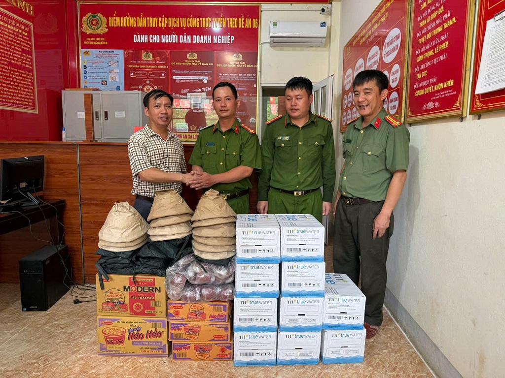 Đại diện đoàn Công an tỉnh Nghệ An trao nhu yếu phẩm thiết yếu tặng cán bộ, chiến sĩ Công an xã Lượng Minh (huyện Tương Dương cũ) - nơi bị ảnh hưởng nặng nề do mưa lũ vừa qua