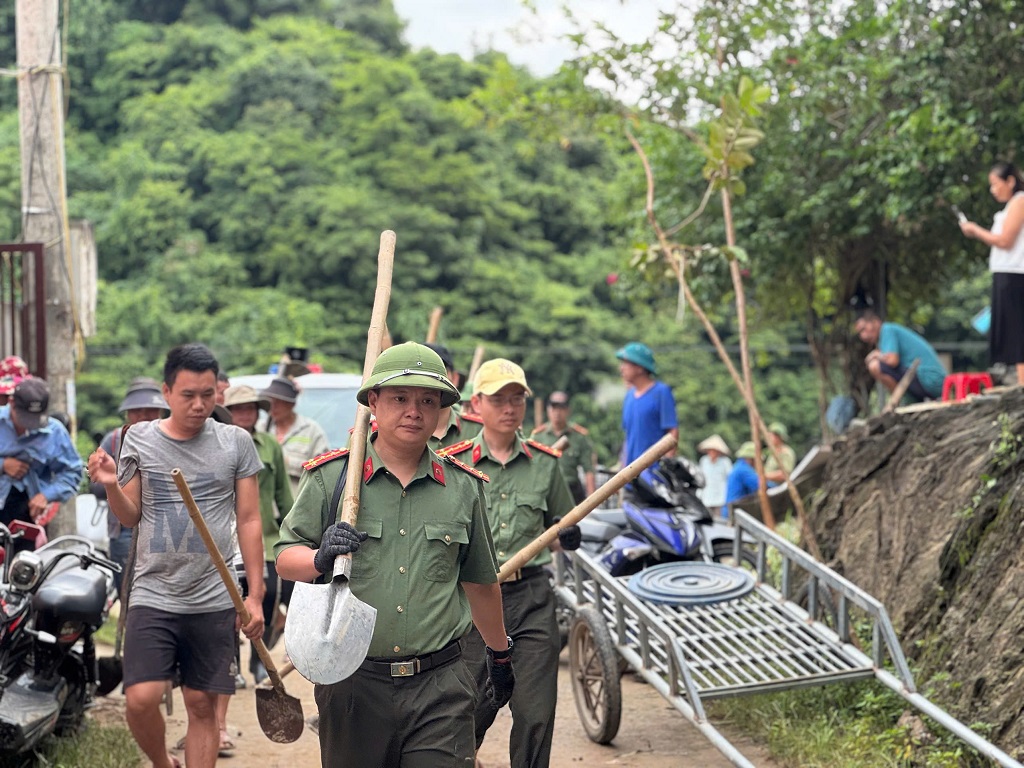 Các tổ công tác Công an tỉnh Nghệ An đến với các bản xã biên giới để giúp dân khắc phục hậu quả mưa lũ