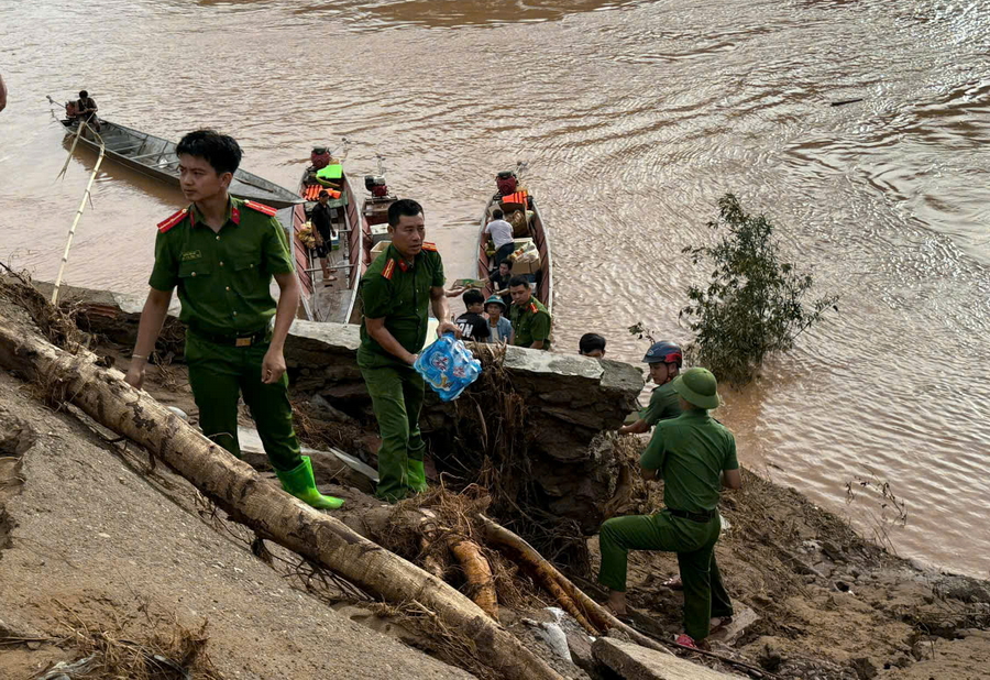 Sau khi nhận hàng cứu trợ, nhất là lương thực, thực phẩm như lương khô, mì tôm và nước uống…, Công an xã Mỹ Lý sử dụng các phương tiện hiện có để hỗ trợ tận tay cho bà con, nhất là các bản đang bị cô lập