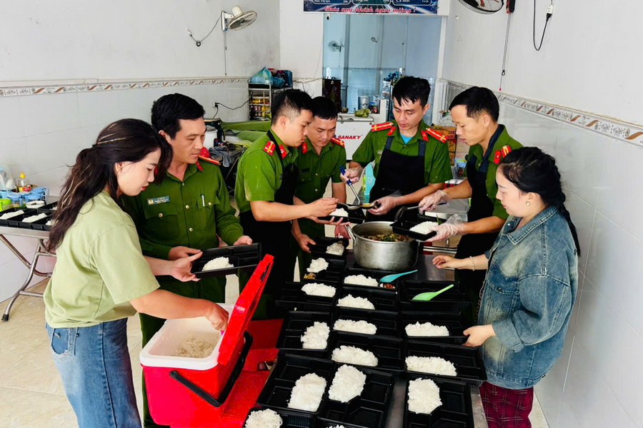 Công an xã Na Ngoi cùng bà con Nhân dân trên địa bàn nấu cơm tiếp tế xã bạn - Mỹ Lý