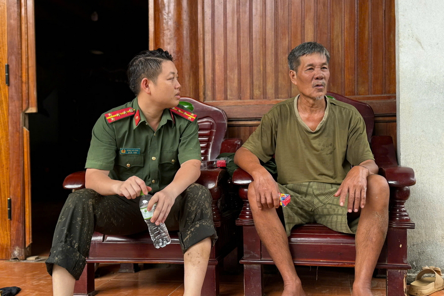 Phút nghỉ ngơi, dưỡng sức của cán bộ, chiến sĩ Công an tỉnh Nghệ An sau nhiều ngày có mặt trực tiếp giúp dân tại các địa phương chịu ảnh hưởng nặng nề do mưa lũ