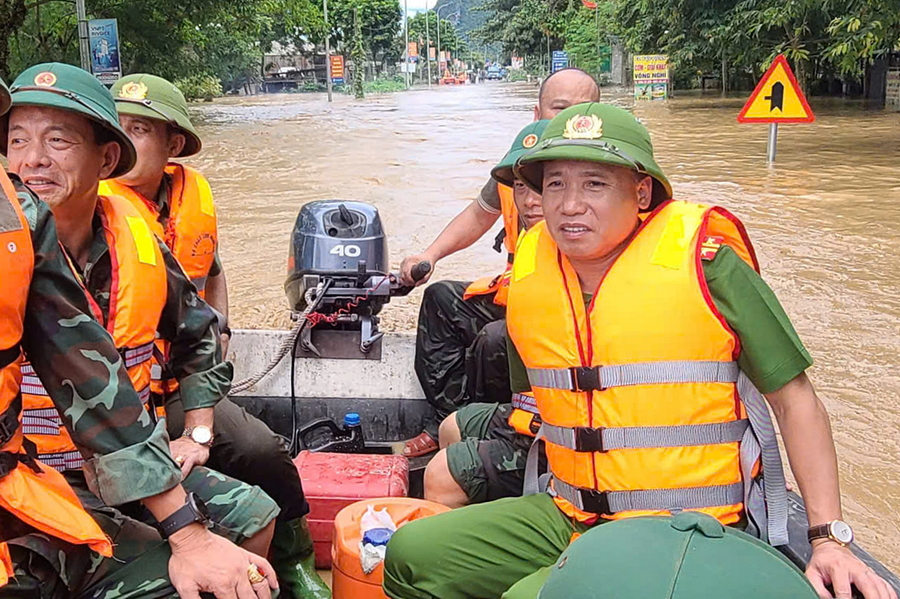 Đại tá Nguyễn Duy Thanh, Phó Giám đốc Công an tỉnh đến xã Con Cuông (huyện Con Cuông cũ) và một số địa bàn trên tuyến Quốc lộ 7