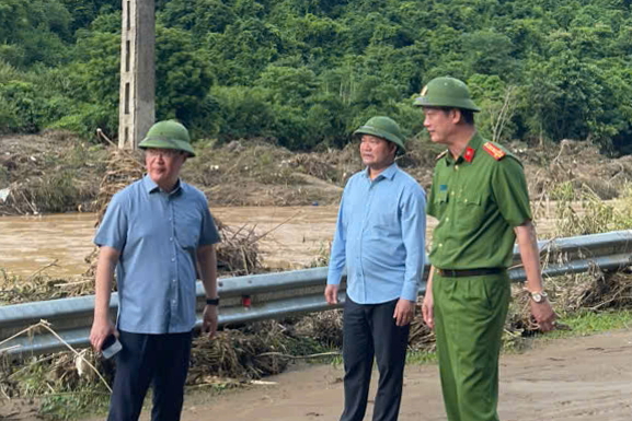 ại tá Nguyễn Đức Cường, Phó Giám đốc Công an tỉnh tham gia Đoàn công tác của đồng chí Nguyễn Đức Trung, Bí thư Tỉnh ủy đến Chiêu Lưu