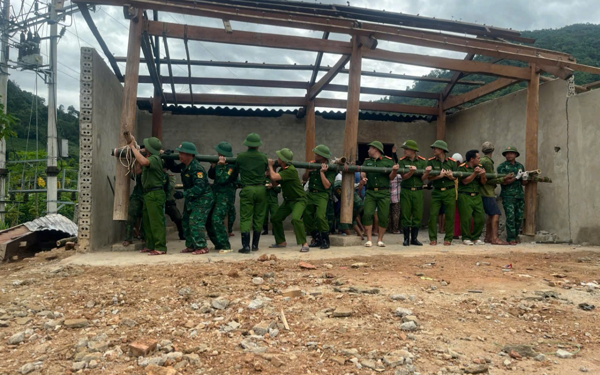 Công an xã khẩn cấp tháo dỡ nhà cửa di dời dân khỏi vùng sạt lở