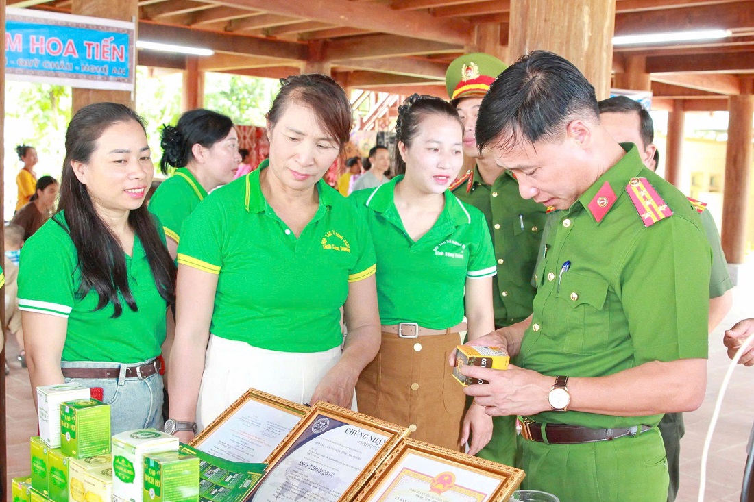 Đại tá Nguyễn Duy Thanh cùng đại diện chính quyền xã Châu Tiến tham quan các gian hàng tại Ngày Hội