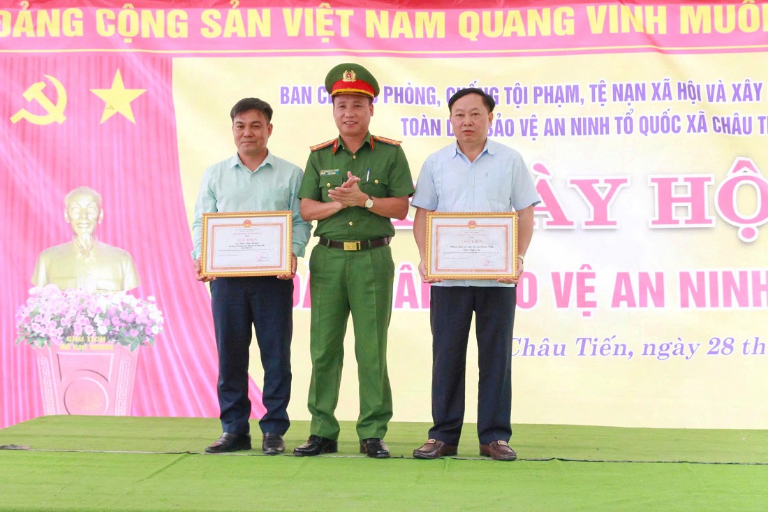 Đại tá Nguyễn Duy Thanh, Phó Giám đốc Công an tỉnh khen thưởng các tập thể, cá nhân có thành tích xuất sắc trong phong trào toàn dân bảo vệ ANTQ năm 2024 và 6 tháng đầu năm 2025