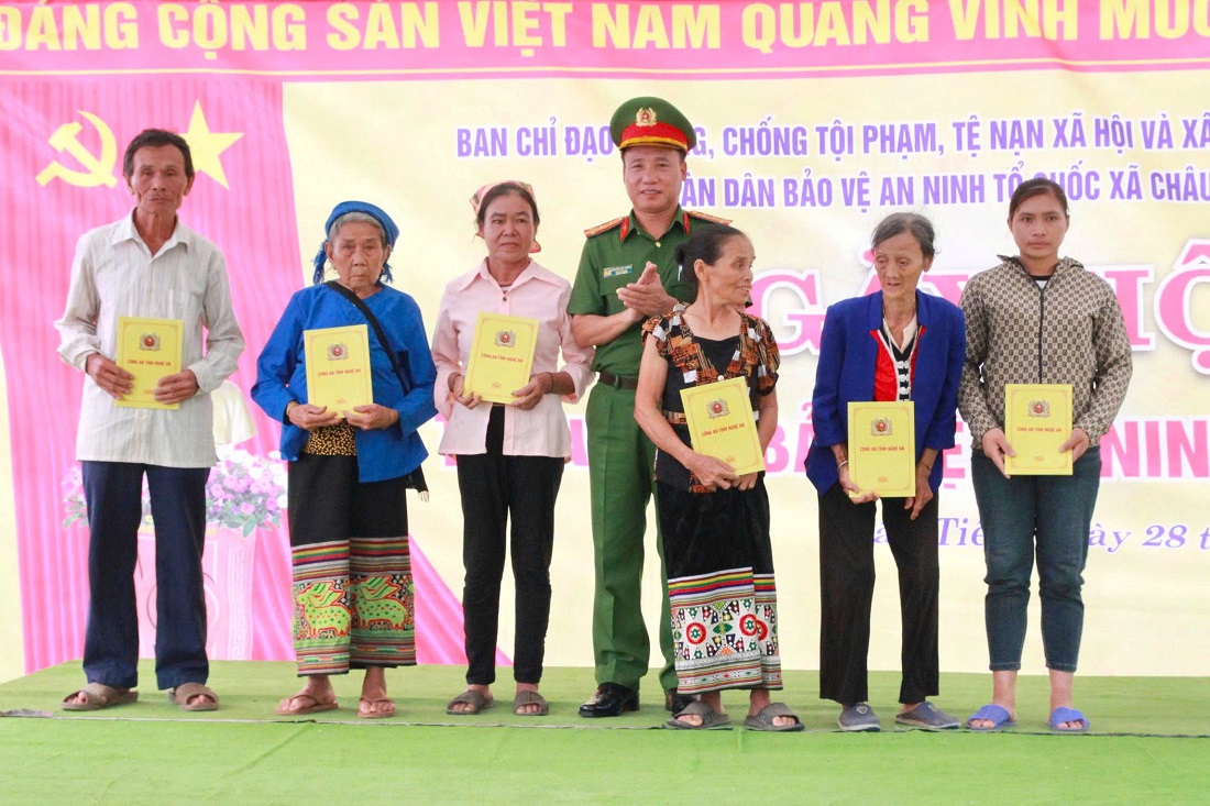 Đại tá Nguyễn Duy Thanh dự Ngày hội Toàn dân bảo vệ an ninh Tổ quốc tại xã Châu Tiến