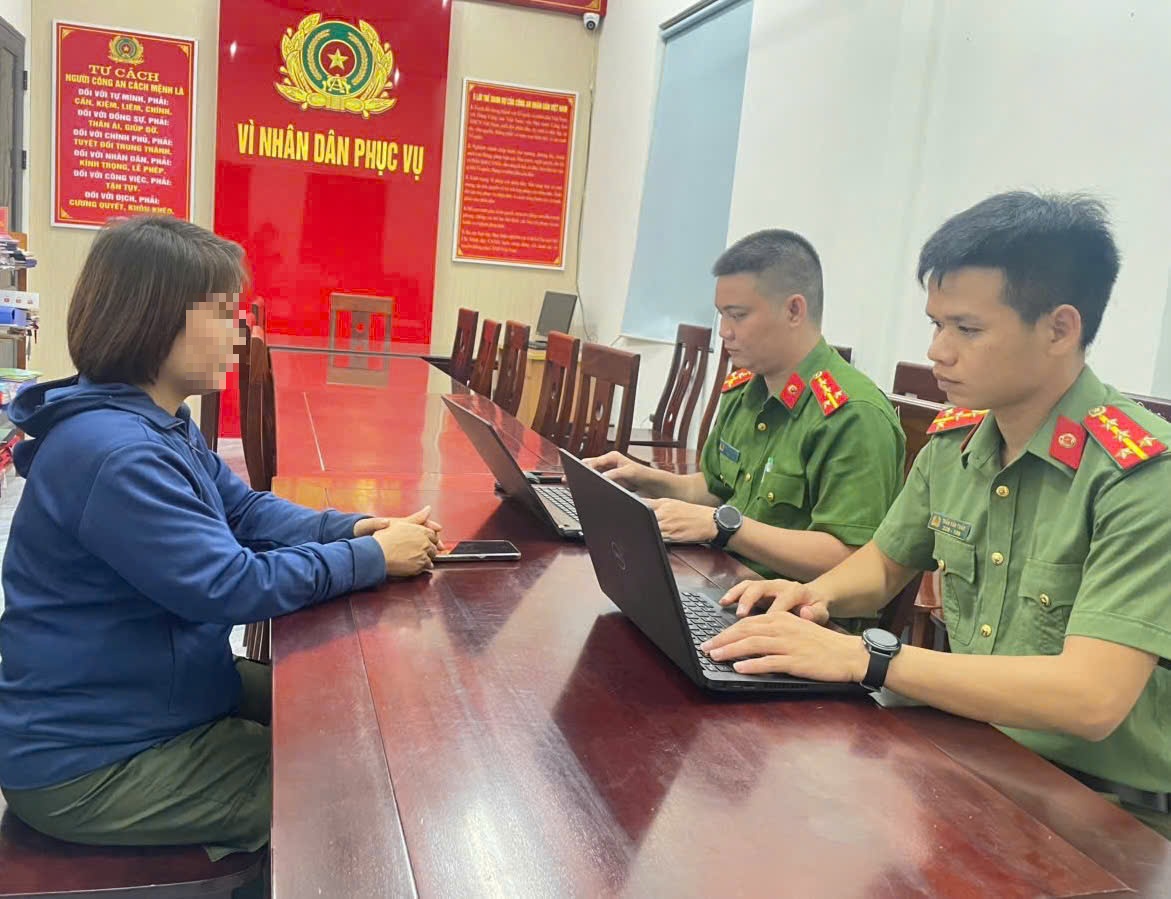 Chủ Tài khoản “P.H.S. (T.H.H.S.)” được triệu tập về làm việc ngay trong đêm (Ảnh Công an cung cấp)