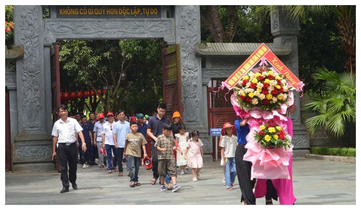 Tổ chức cho các cháu là con liệt sĩ, thương binh Công an nhân dân tham quan quê Bác