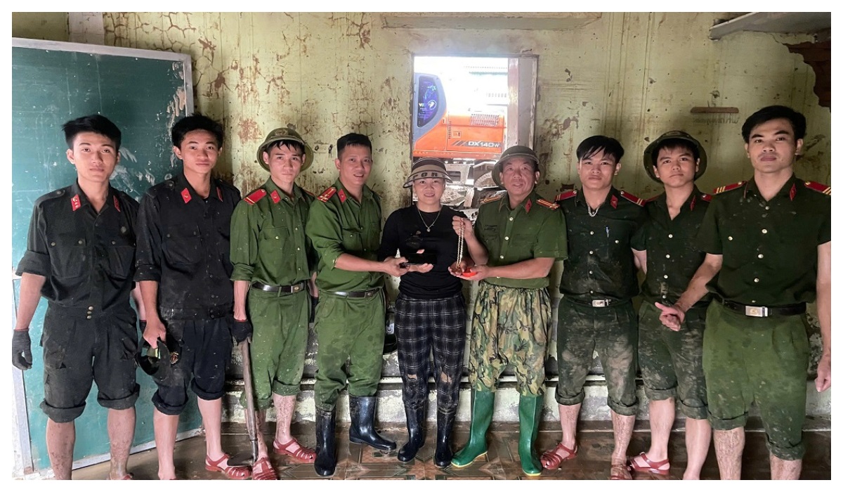 Những hành động cao đẹp của Công an Nghệ An trong hành trình giúp dân khắc phục bão lũ