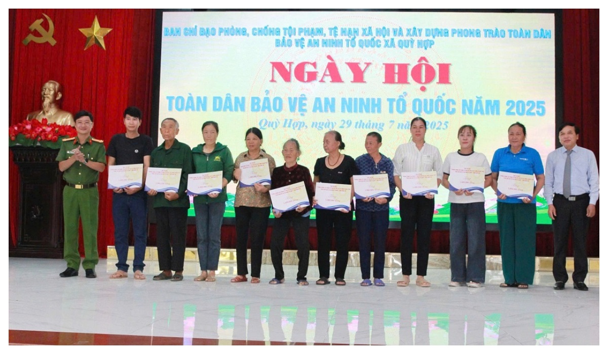 Đại tá Trần Ngọc Tuấn chung vui Ngày hội Toàn dân bảo vệ an ninh Tổ quốc tại xã Quỳ Hợp