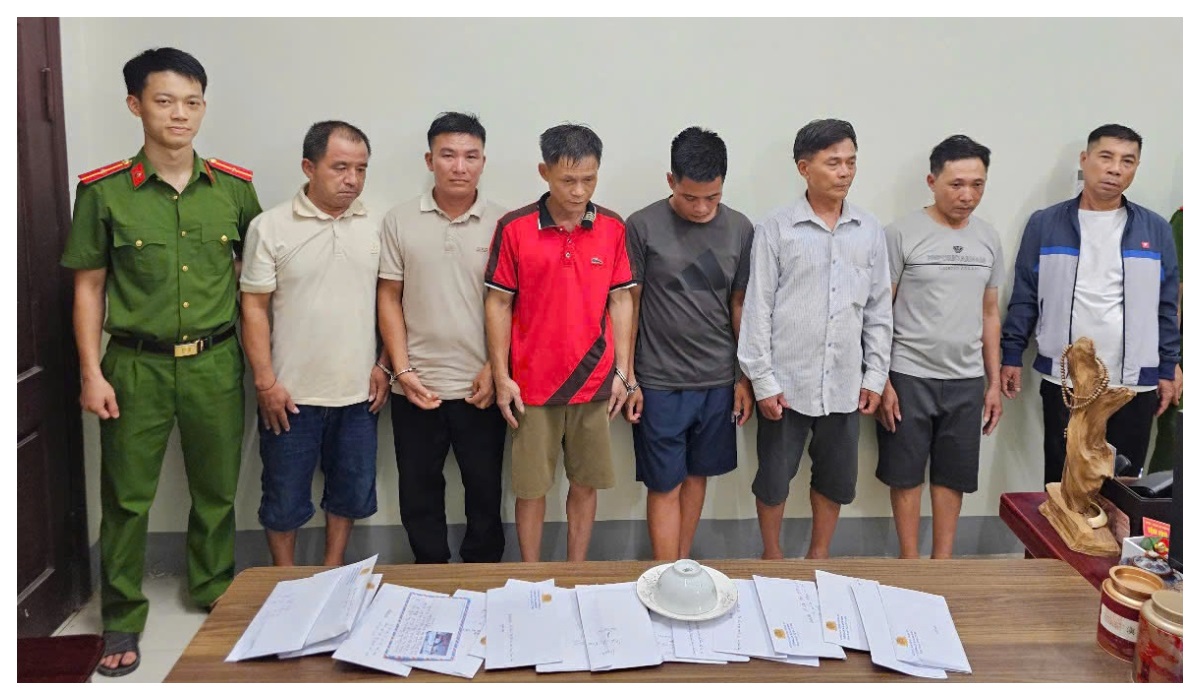 Bắt giữ ổ nhóm đánh bạc tổ chức giữa lòng sông Lam
