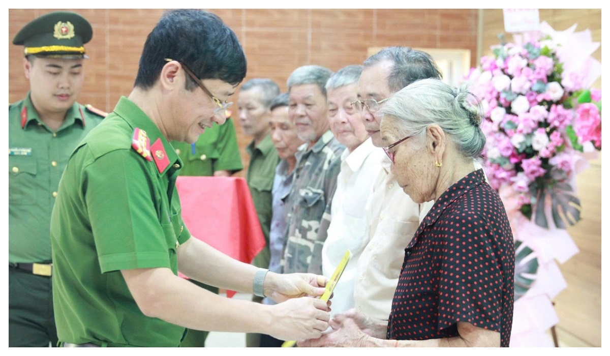 Đại tá Trần Ngọc Tuấn chung vui Ngày hội Toàn dân bảo vệ an ninh Tổ quốc tại xã Nghĩa Đàn