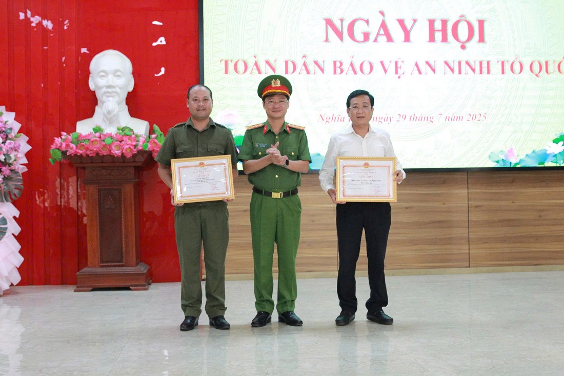 Đại tá Trần Ngọc Tuấn, Phó Giám đốc Công an tỉnh khen thưởng các tập thể, cá nhân có thành tích xuất sắc trong phong trào toàn dân bảo vệ ANTQ năm 2024 và 6 tháng đầu năm 2025
