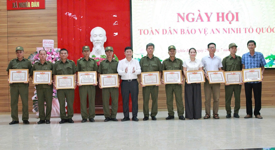 Chính quyền xã Nghĩa Đàn khen thưởng các tập thể, cá nhân có thành tích xuất sắc trong phong trào toàn dân bảo vệ ANTQ