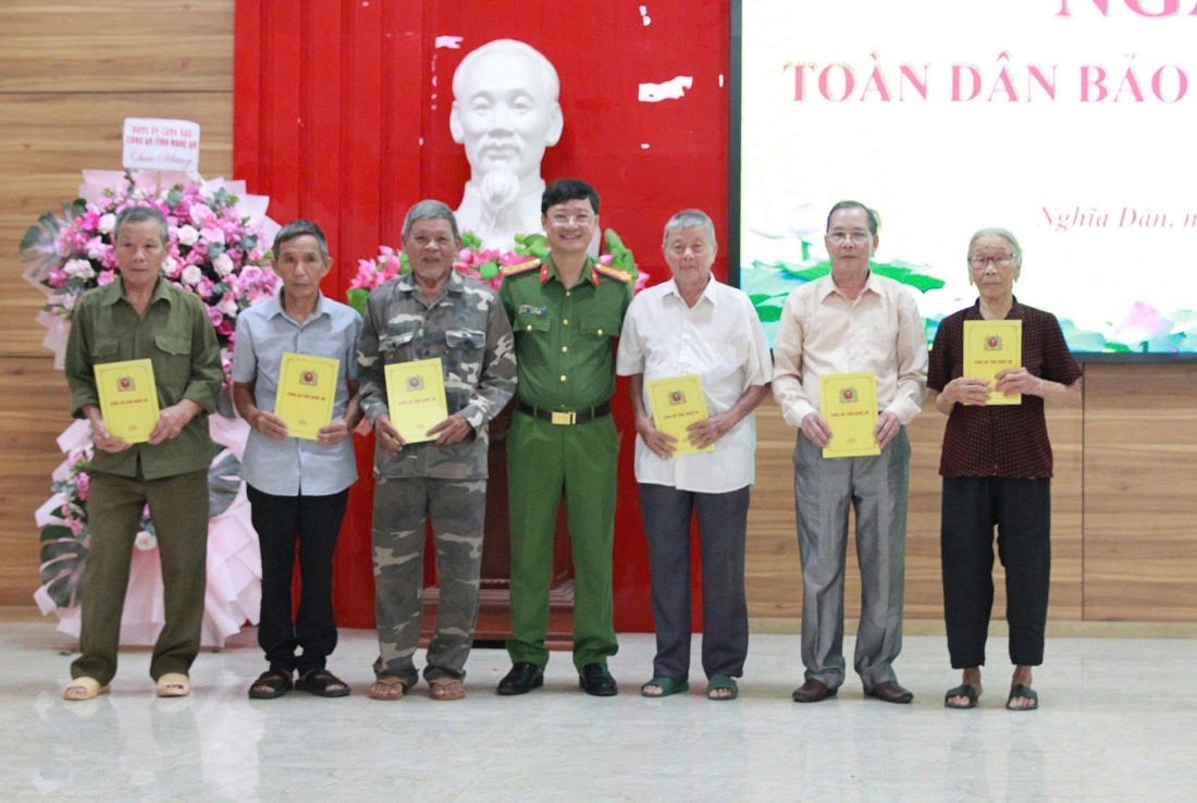 Đại tá Trần Ngọc Tuấn, Phó Giám đốc Công an tỉnh tặng quà tới chính quyền xã Nghĩa Đàn và các hộ gia đình khó khăn trên địa bàn