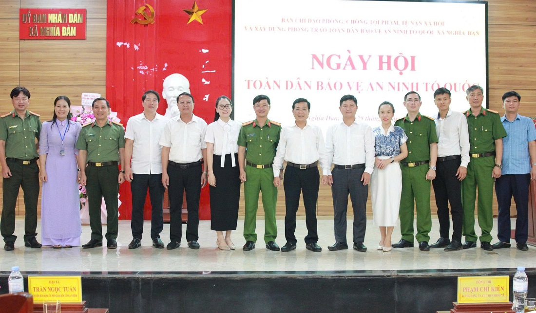Các đại biểu tham gia Ngày hội chụp ảnh lưu niệm