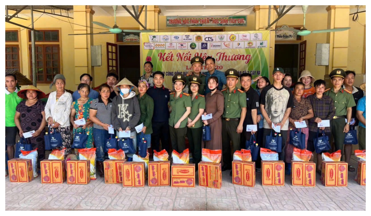 Phòng An ninh đối ngoại và các nhà hảo tâm hỗ trợ bà con vùng lũ xã Tam Thái