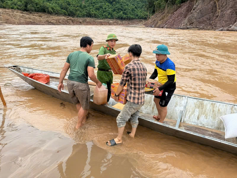 Công an xã  Mỹ Lý đem những chuyến cứu trợ đến với đồng bào bị cô lập vì lũ lụt