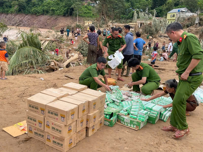 Công an xã Mỹ Lý phối hợp cùng chính quyền địa phương và các lực lượng khác nhận hàng cứu trợ từ trực thăng của Quân khu 4 để vận chuyển, tiếp tế người dân ở các bản bị cô lập