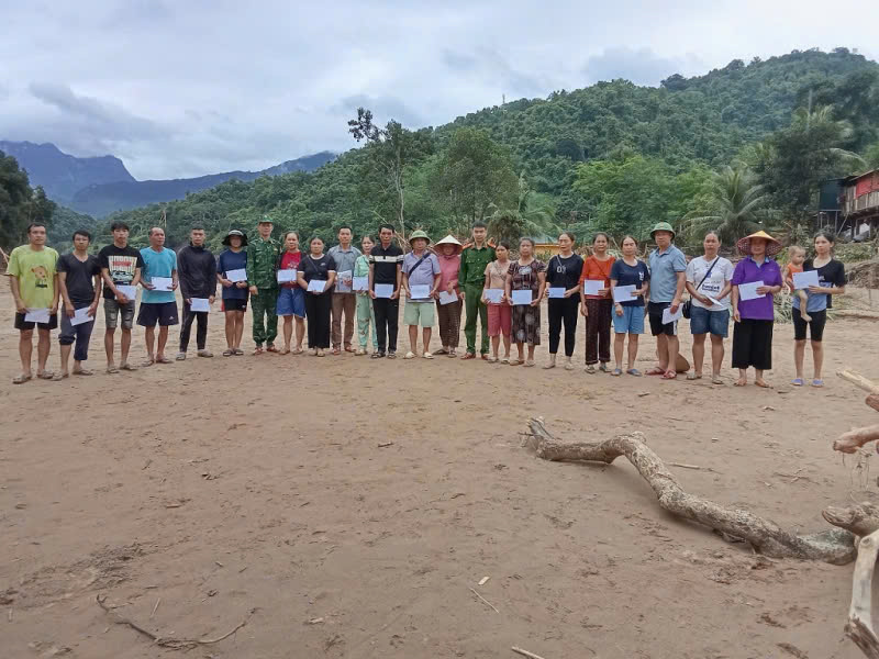 Công an xã Mỹ Lý phối hợp với chính quyền địa phương phát tiền mặt và nhu yếu phẩm của các mạnh thường quân cho người dân bản Xiềng Tắm để bà con ổn định cuộc sống